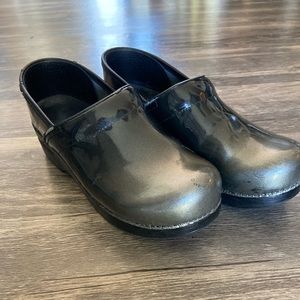Dansko ombré silver clogs